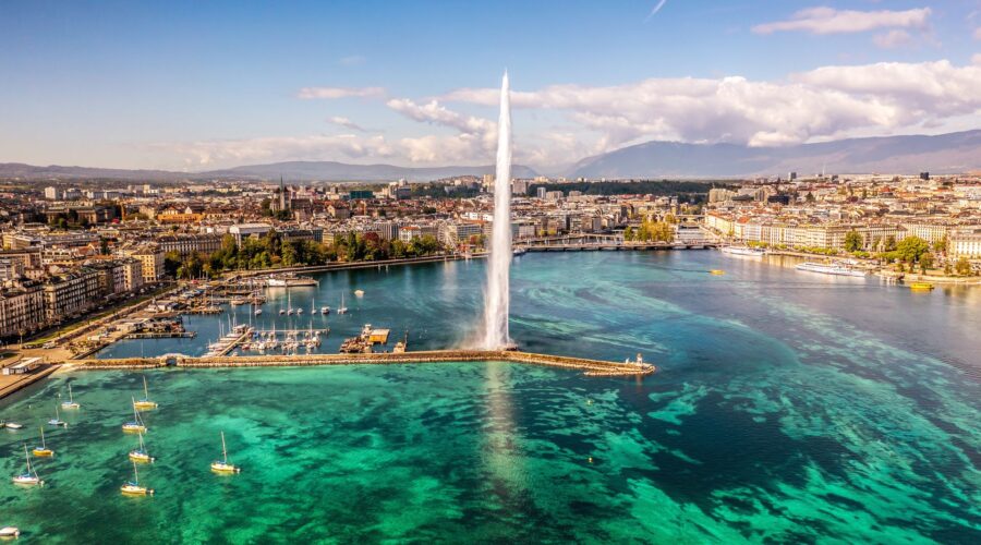 Scenic aerial view of Geneva’s water fountain with boats in the foreground. Glamour Ελβετία